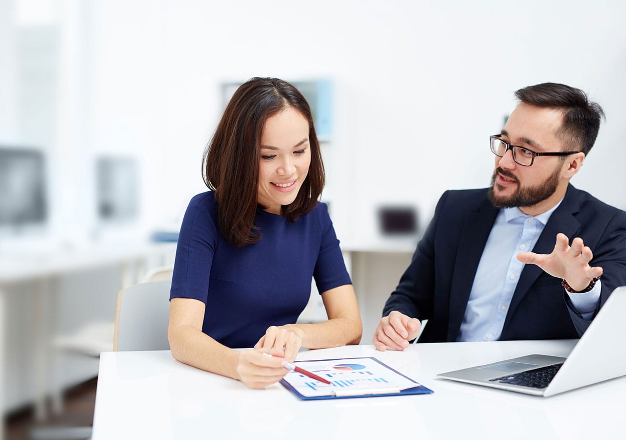 2 colleagues discussing with each other